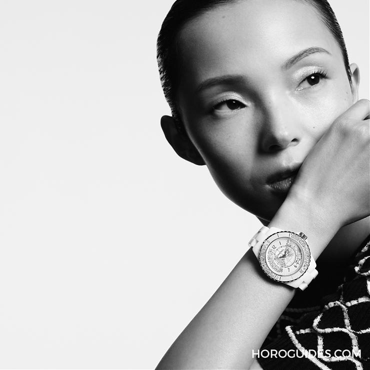 CHANEL - 究極玩心！ 萌版經(jīng)典元素齊聚歡慶，CHANEL J12·20童趣降臨