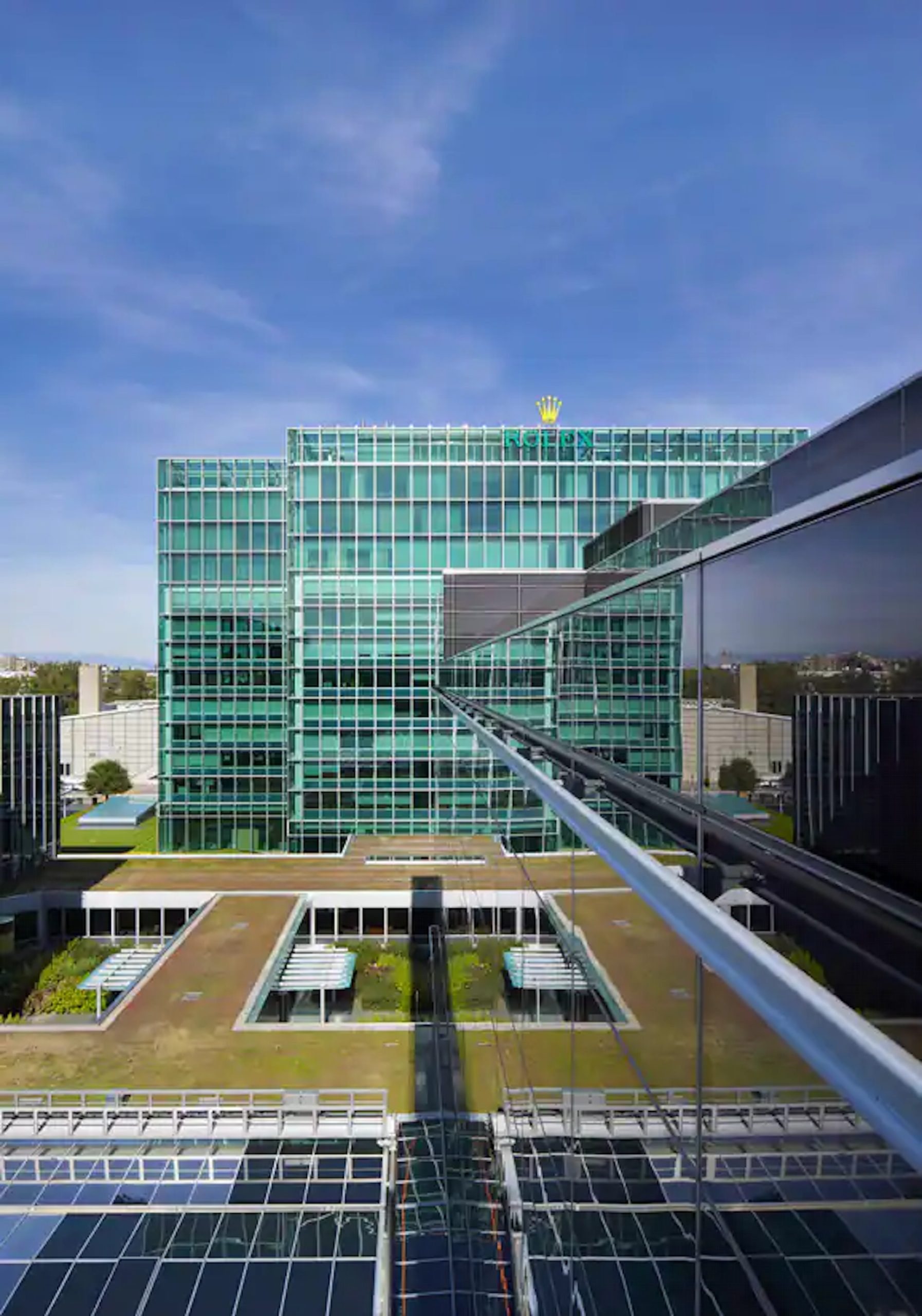 綜觀網路上表友對這件事的反應大概還有以下兩種：1. 認為勞力士現在的產量已經趨于飽和，很難一下說多3成就多3成。 （Rolex官網）