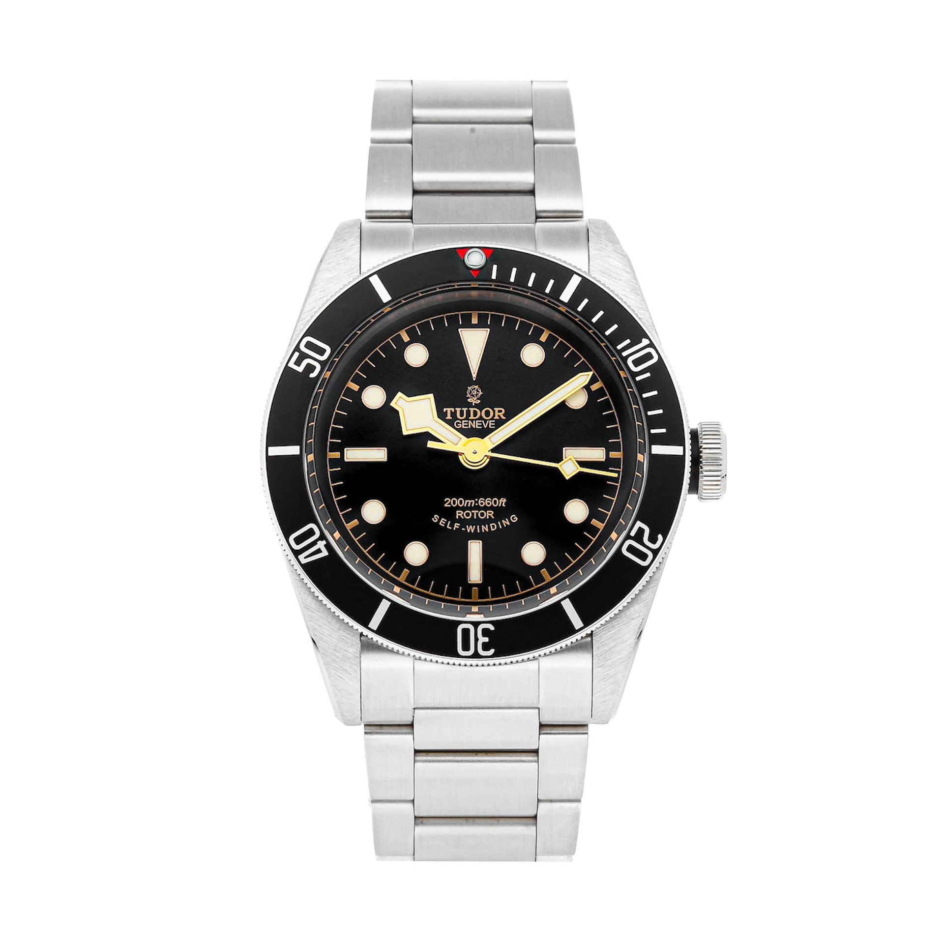 Black Bay 79220N屬于比較早問世的一批BB潛水表，從它面盤上的古典帝舵Logo以及搭載通用機(jī)芯等特征都能和現(xiàn)今系列成員進(jìn)行區(qū)隔。 （Source：watchbox）