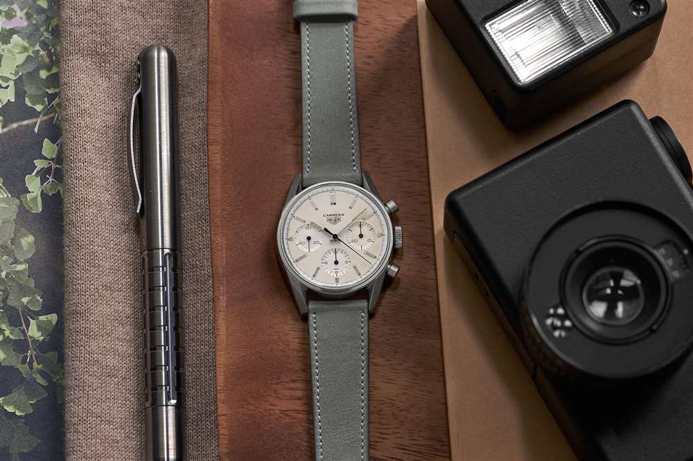 1960年代豪雅卡萊拉Ref.?2447S帶蛋殼表盤(pán)的“Early First Execution”通過(guò)豐富的福登