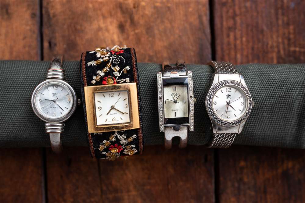 桌子上有更多袖口手表。