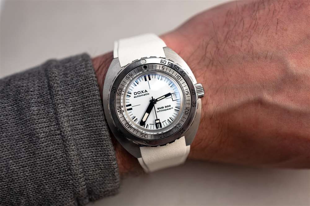 介紹厭倦了顏色？Doxa 的“Whitepearl”表盤現已為其整個核心系列提供