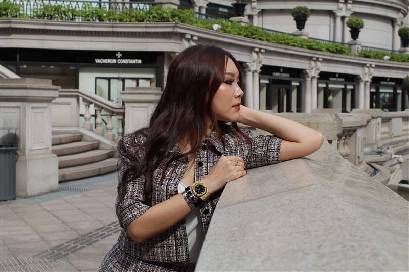 香港女人眺望遠(yuǎn)方，思考人生的意義。