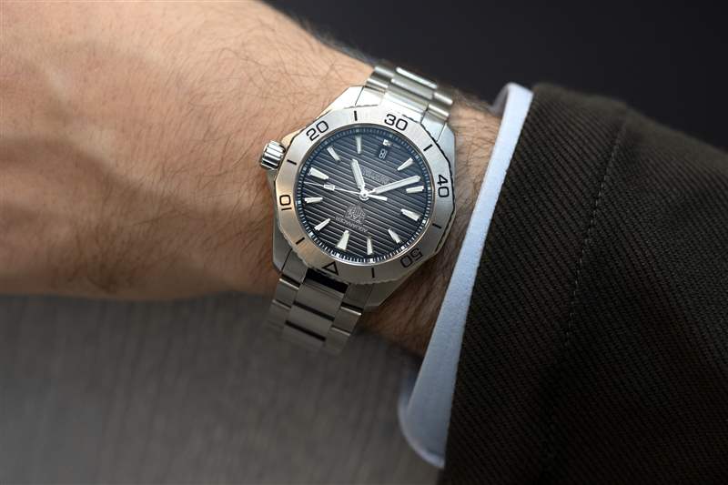 手腕上的泰格豪雅競(jìng)潛專業(yè)版 200