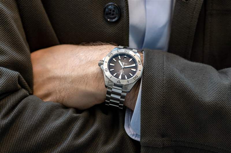 手腕上的泰格豪雅競(jìng)潛專業(yè)版 200