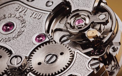 隆重推出寶格麗Serpenti Misteriosi“秘密”腕表，配備全新微型機械機芯