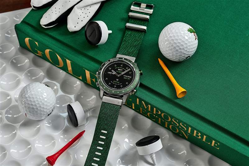 Garmin MARQ Golfer 46mm 放置在 Assouline 的“Golf：The Impossible Collection”之上，周圍擺放著各種高爾夫用具。