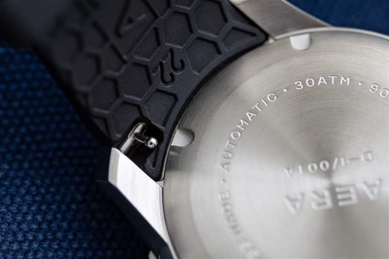 D-1 上的快速釋放帶的宏。