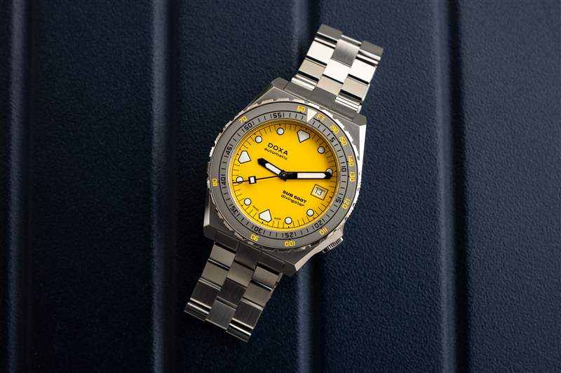 藍(lán)色背景上的 600T Divingstar。