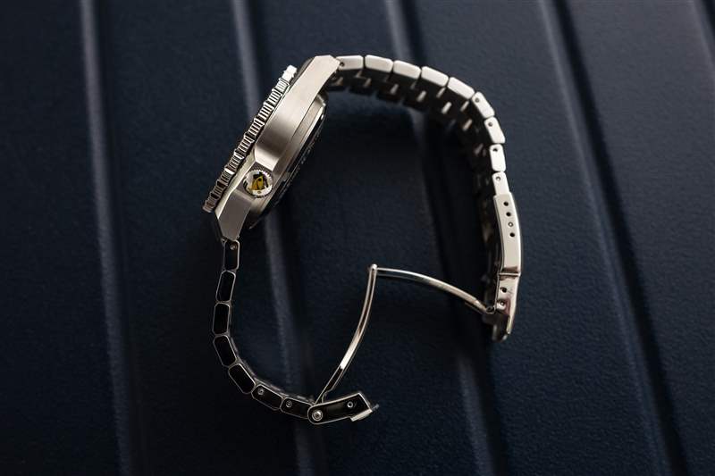 600T 的表殼和表鏈細(xì)節(jié)。