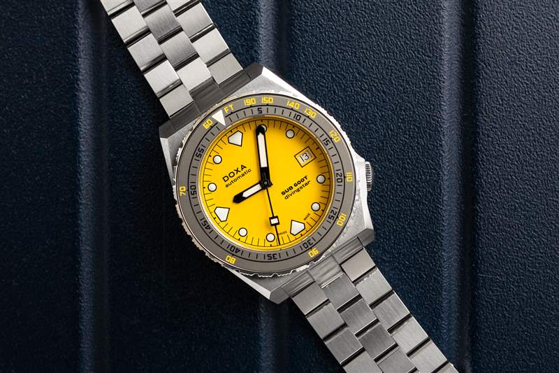 藍(lán)色背景上的 600T divingstar。