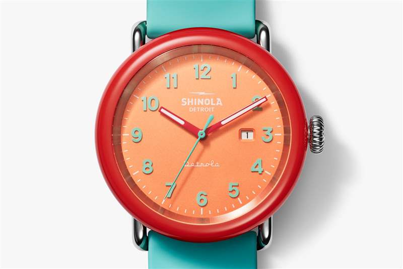 白色背景中色彩鮮艷的 Shinola 手表