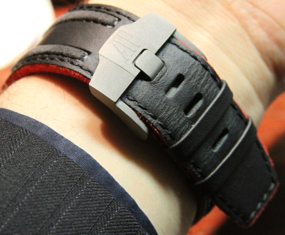 愛(ài)彼皇家橡樹(shù)離岸陶瓷限量版腕表