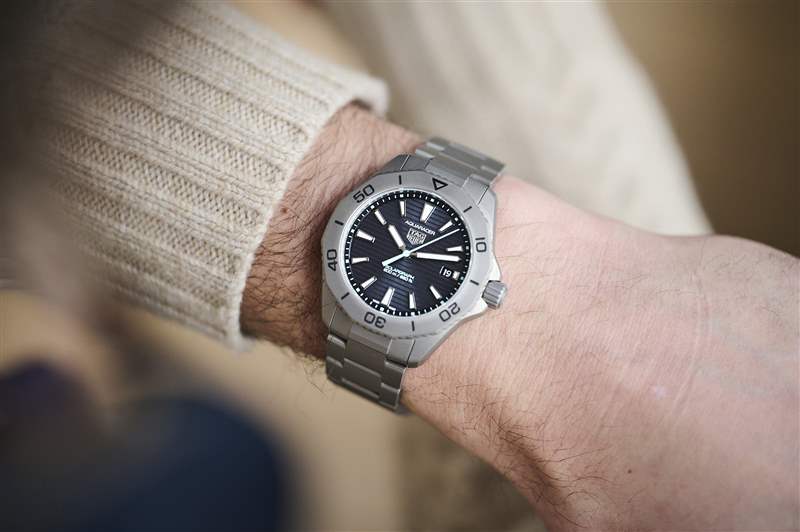 Tag Heuer Aquaracer 競(jìng)潛太陽圖腕表戴在手腕上