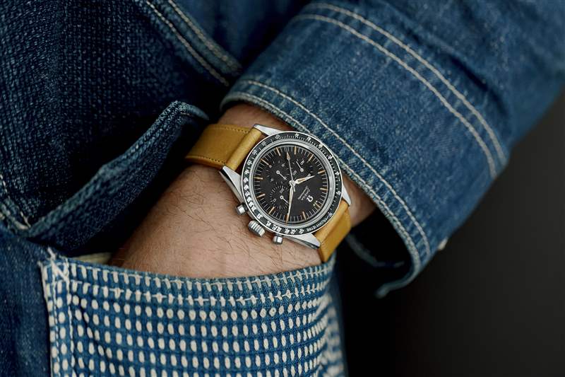 1960 年代的歐米茄超霸 Ref.  2998-6 在一個(gè)男人手腕上的棕色皮革表帶上。