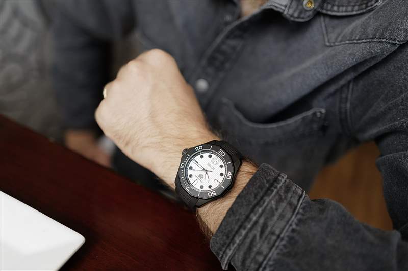 親身體驗(yàn)全新泰格豪雅夜間潛水系列是年度熱門單曲