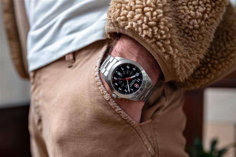 作者手腕上的 Victorinox Heritage。