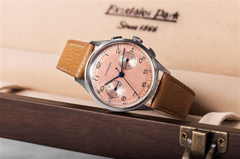Tan Dial Excelsior Park 計(jì)時(shí)碼表在其側(cè)面