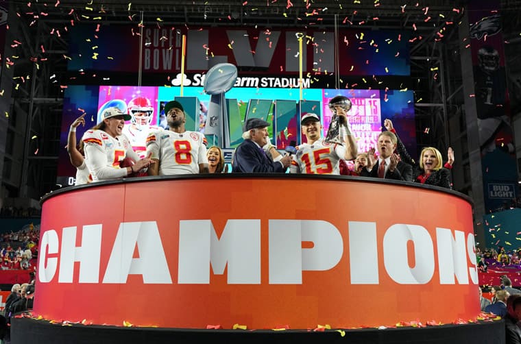 蕾哈娜NFL超級(jí)杯中場(chǎng)秀復(fù)出,手上大紅手表配全紅服裝超吸睛