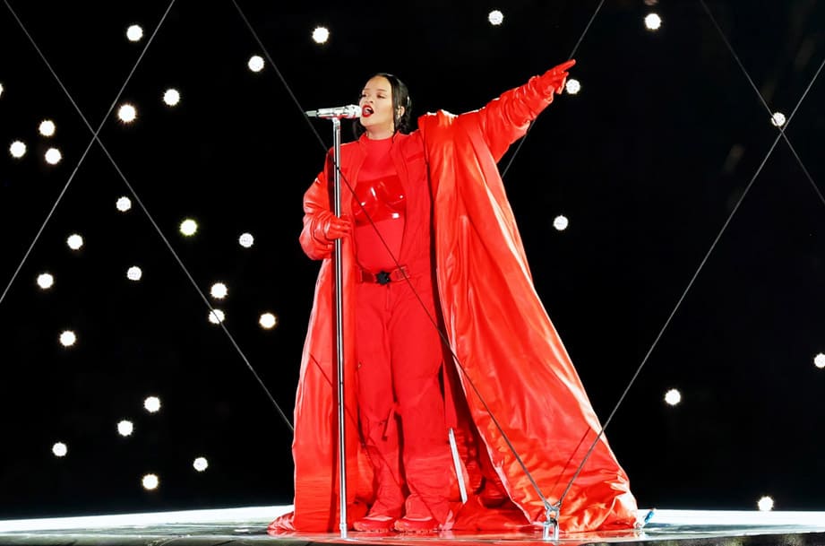 蕾哈娜NFL超級(jí)杯中場(chǎng)秀復(fù)出,手上大紅手表配全紅服裝超吸睛