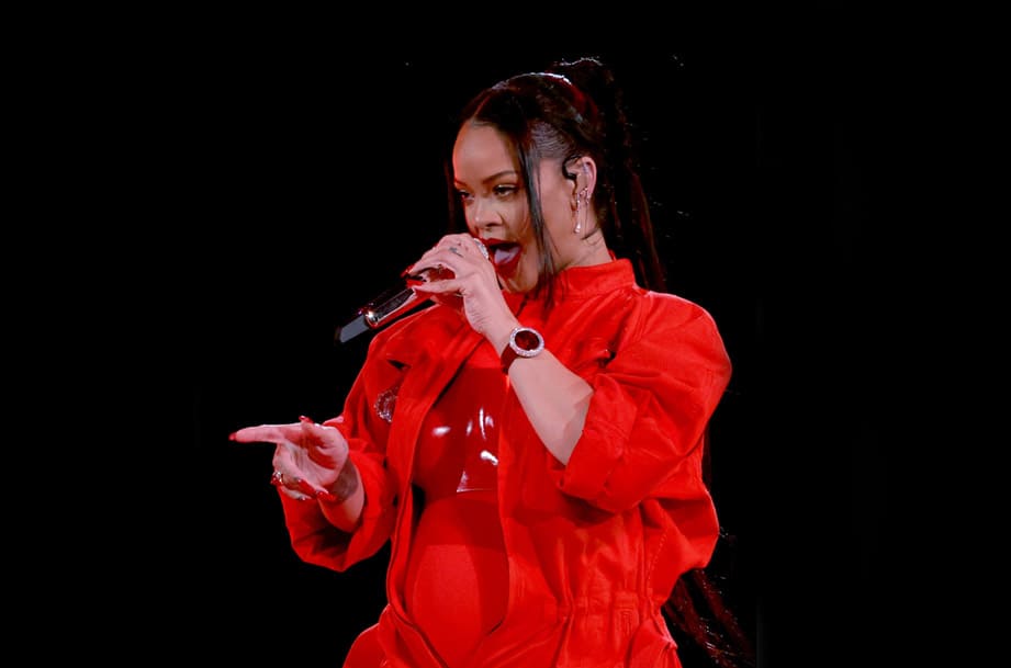 蕾哈娜NFL超級(jí)杯中場(chǎng)秀復(fù)出,手上大紅手表配全紅服裝超吸睛