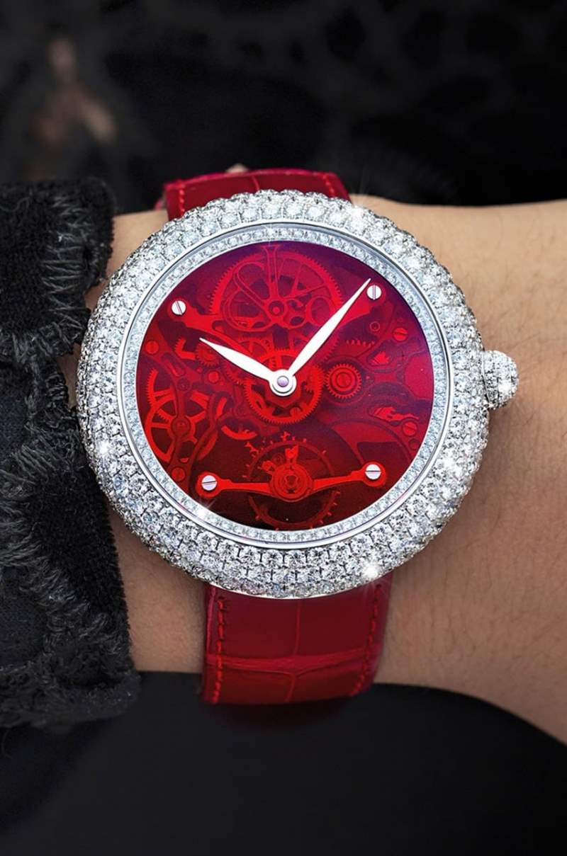 蕾哈娜NFL超級(jí)杯中場(chǎng)秀復(fù)出,手上大紅手表配全紅服裝超吸睛