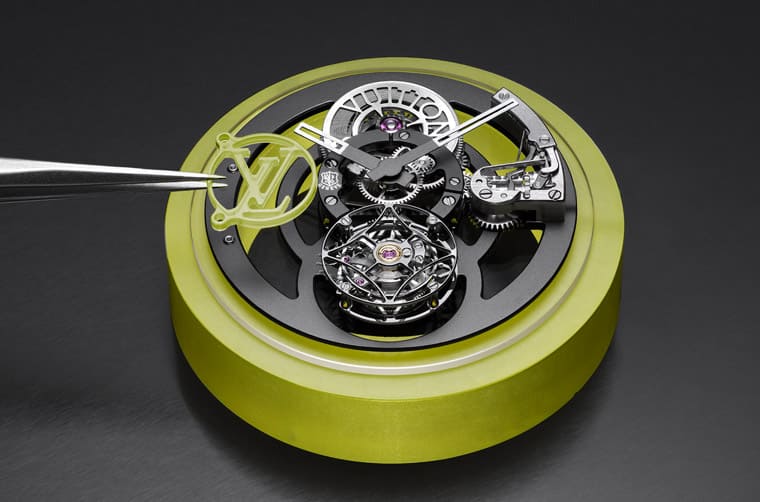 路易威登Tambour Moon飛行陀飛輪日內(nèi)瓦印記手表新增綠色與黃色藍(lán)寶石版本
