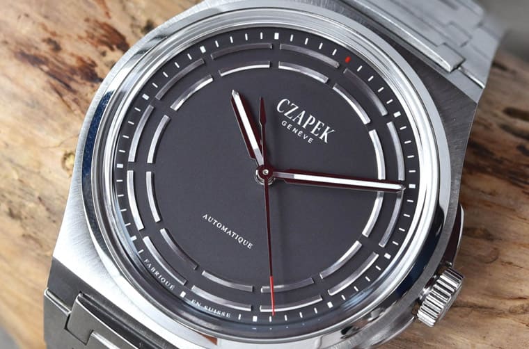 面盤設計很有巧思、要價超過百萬的CZAPEK運動風三針表