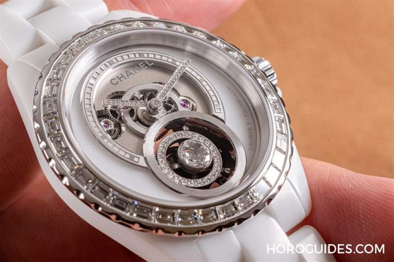 冰霜感藍寶石水晶、類絲絨感高抗磨陶瓷！ CHANEL祭出兩大高硬度材質的全新可能性