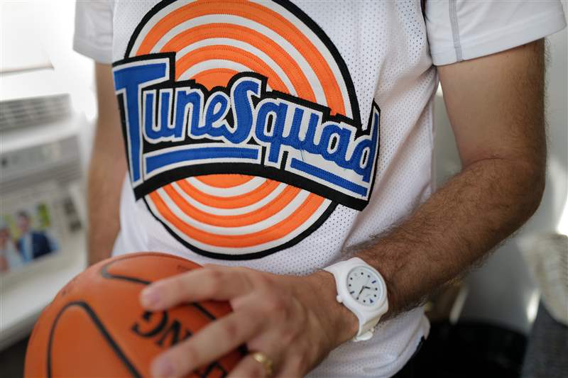 只是因?yàn)橛械谒目睢翱罩写蠊嗷@”手表。上帝幫助我們所有人