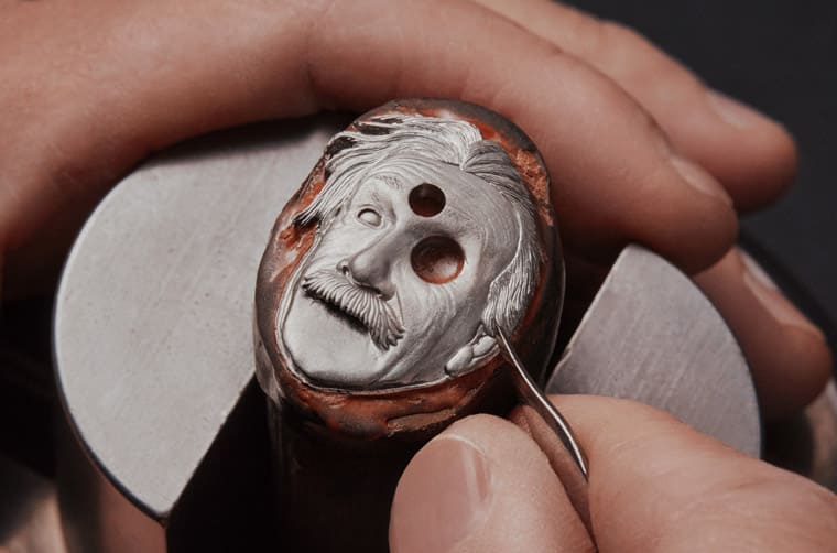 [Only Watch 2023]路易威登把愛因斯坦經典吐舌照片化為Tambour琺瑯金雕動偶