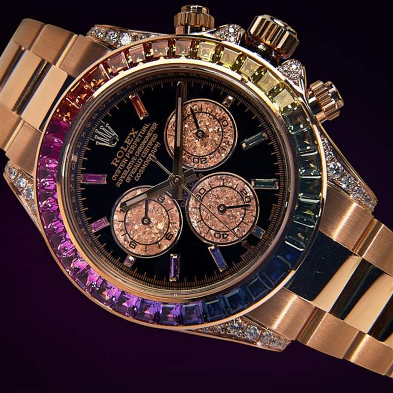 原廠的Daytona彩虹圈實在太難入手，所以CAGAU便針對市場需求也施展自家的珠寶鑲嵌工藝，創造出后鑲版本的Daytona彩虹圈。 （IG@cagaudubai）