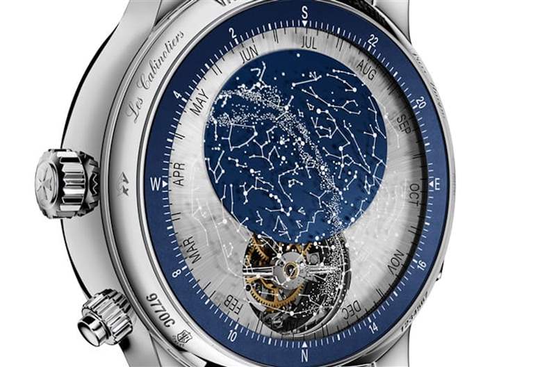 表背尚有星空?qǐng)D、恒星時(shí)顯示以及陀飛輪裝置等，佩戴者摘下手表會(huì)發(fā)現(xiàn)另一片天。 （VACHERON CONSTANTIN官網(wǎng)）