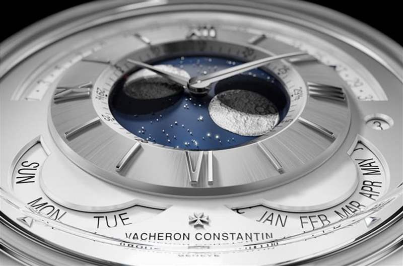 面盤(pán)可分成四大區(qū)塊，其中南、北半球月相就位在正中央，強(qiáng)烈的立體感強(qiáng)化擬真效果。 （VACHERON CONSTANTIN官網(wǎng)）