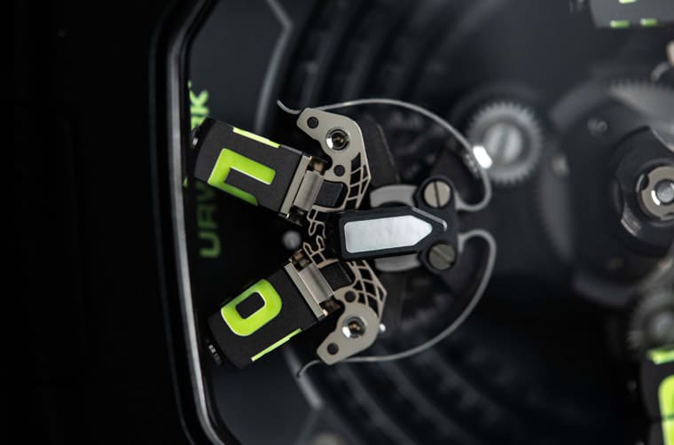 URWERK UR-120系列改換黑色造型詮釋創意衛星轉頭顯時技術