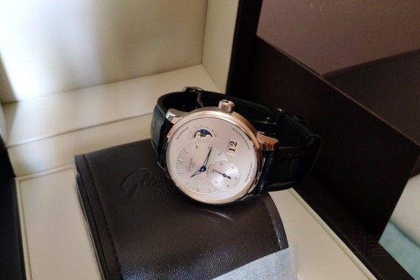 格拉蘇蒂原創(chuàng)偏心系列1-90-02-42-32-50腕表