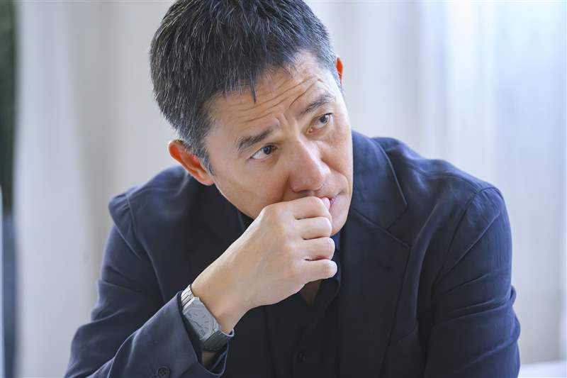 梁朝偉接受訪問時，戴上一枚BVLGARI Octo Finissimo Automatic腕錶（圖片來源：BVLGARI）