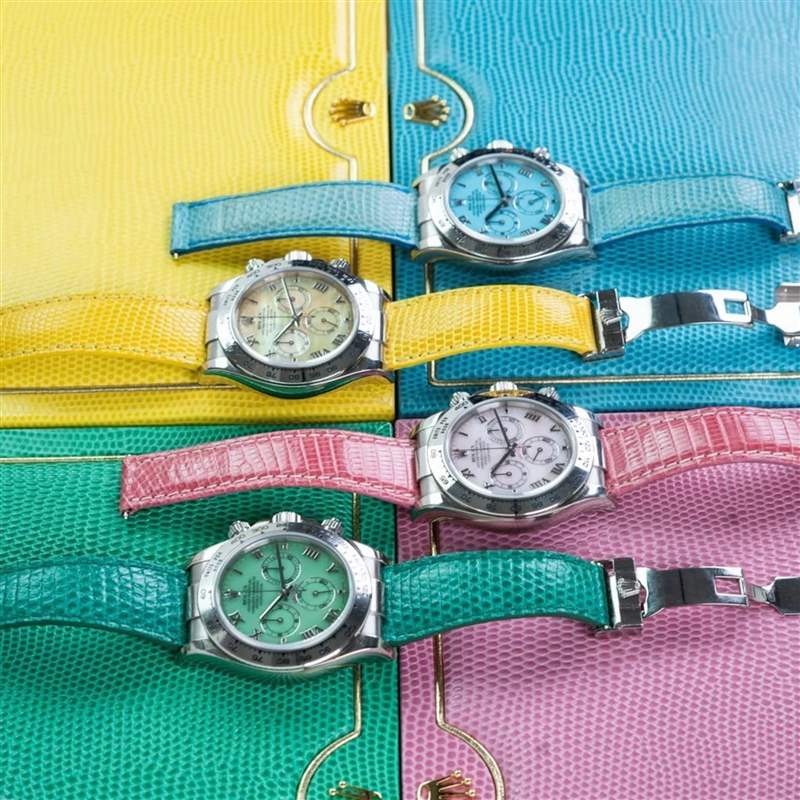 最上為綠松石面盤、中間兩隻皆為珍珠母貝面盤，最下則為綠玉髓面盤，四種款式的面盤顏色都很亮眼且還是用寶石或珍珠母貝製成，相對珍貴。（Source：amsterdamvintagewatches）