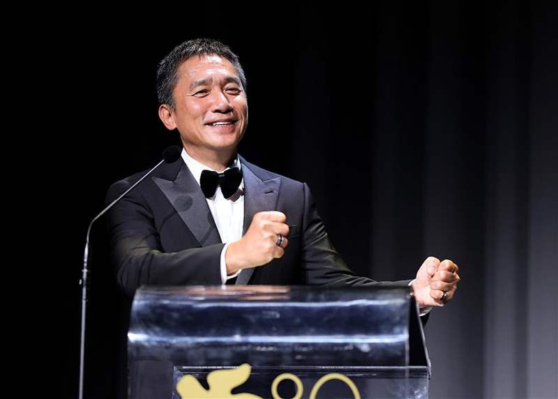 梁朝偉勇奪威尼斯終身成就獎成亞洲首例手上配飾反映個人特質