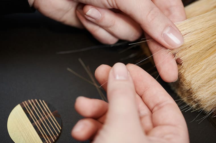 愛馬仕Slim d'Hermès懷表以馬鬃細(xì)工鑲嵌搭配雕刻工藝詮釋駿馬絲巾主題