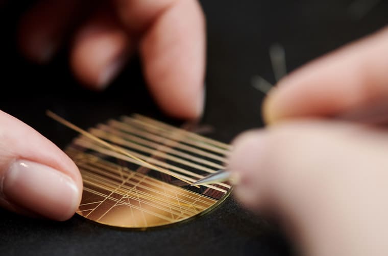 愛馬仕Slim d'Hermès懷表以馬鬃細(xì)工鑲嵌搭配雕刻工藝詮釋駿馬絲巾主題